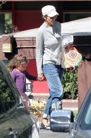 Halle Berry picks up Nahla from school in LA 21.2.2012_03.jpg
