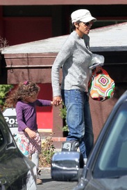 Halle Berry picks up Nahla from school in LA 21.2.2012_04.jpg