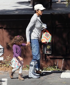 Halle Berry picks up Nahla from school in LA 21.2.2012_05.jpg