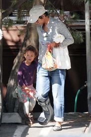 Halle Berry picks up Nahla from school in LA 21.2.2012_07.jpg