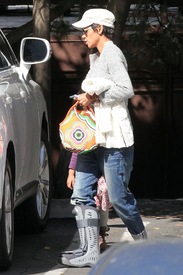 Halle Berry picks up Nahla from school in LA 21.2.2012_15.jpg