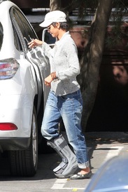 Halle Berry picks up Nahla from school in LA 21.2.2012_16.jpg