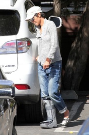 Halle Berry picks up Nahla from school in LA 21.2.2012_18.jpg