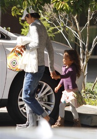 Halle Berry picks up Nahla from school in LA 21.2.2012_22.jpg