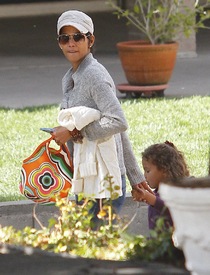 Halle Berry picks up Nahla from school in LA 21.2.2012_24.jpg