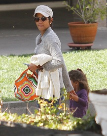 Halle Berry picks up Nahla from school in LA 21.2.2012_25.jpg