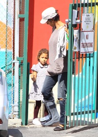 Halle Berry picks up Nahla from school in L.A. 22.2.2012_01.jpg