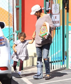 Halle Berry picks up Nahla from school in L.A. 22.2.2012_04.jpg