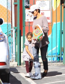 Halle Berry picks up Nahla from school in L.A. 22.2.2012_07.jpg