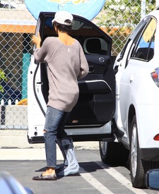 Halle Berry picks up Nahla from school in L.A. 22.2.2012_08.jpg