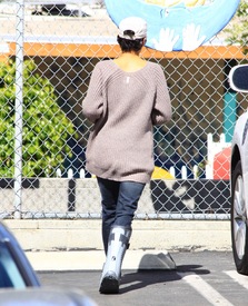 Halle Berry picks up Nahla from school in L.A. 22.2.2012_09.jpg