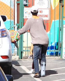 Halle Berry picks up Nahla from school in L.A. 22.2.2012_10.jpg