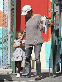 Halle Berry picks up Nahla from school in L.A. 22.2.2012_12.jpg