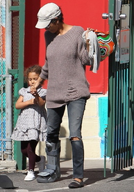 Halle Berry picks up Nahla from school in L.A. 22.2.2012_13.jpg