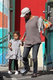 Halle Berry picks up Nahla from school in L.A. 22.2.2012_15.jpg