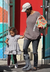 Halle Berry picks up Nahla from school in L.A. 22.2.2012_17.jpg