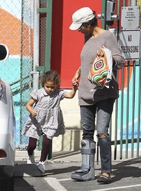 Halle Berry picks up Nahla from school in L.A. 22.2.2012_21.jpg