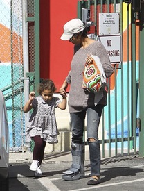 Halle Berry picks up Nahla from school in L.A. 22.2.2012_24.jpg
