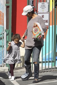 Halle Berry picks up Nahla from school in L.A. 22.2.2012_25.jpg