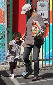 Halle Berry picks up Nahla from school in L.A. 22.2.2012_26.jpg