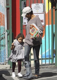 Halle Berry picks up Nahla from school in L.A. 22.2.2012_28.jpg