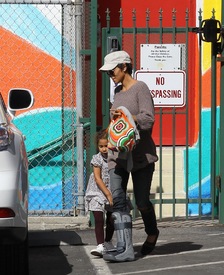 Halle Berry picks up Nahla from school in L.A. 22.2.2012_33.jpg