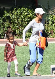 Halle Berry picks up Nahla from school in L.A. 24.2.2012_01.jpg