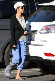 Halle Berry picks up Nahla from school in L.A. 24.2.2012_04.jpg