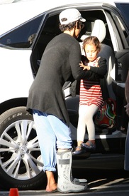 Halle Berry picks up Nahla from school in L.A. 24.2.2012_05.jpg