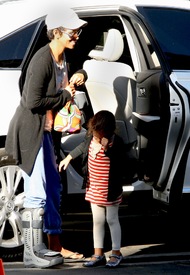 Halle Berry picks up Nahla from school in L.A. 24.2.2012_06.jpg