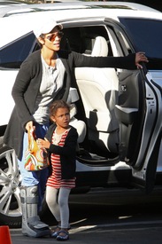 Halle Berry picks up Nahla from school in L.A. 24.2.2012_07.jpg