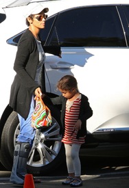 Halle Berry picks up Nahla from school in L.A. 24.2.2012_09.jpg