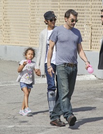 Halle Berry out and about in Malibu 26.2.2012_03.jpg