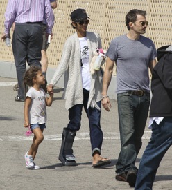 Halle Berry out and about in Malibu 26.2.2012_04.jpg