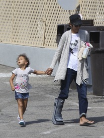 Halle Berry out and about in Malibu 26.2.2012_06.jpg