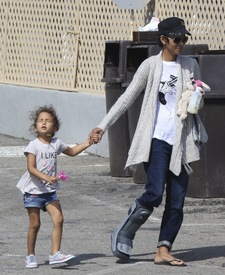 Halle Berry out and about in Malibu 26.2.2012_07.jpg