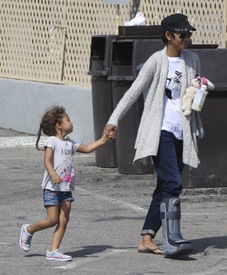 Halle Berry out and about in Malibu 26.2.2012_08.jpg