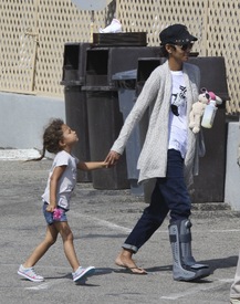 Halle Berry out and about in Malibu 26.2.2012_09.jpg