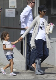 Halle Berry out and about in Malibu 26.2.2012_10.jpg