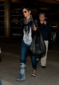 Halle Berry arrives at LAX Airport 7.3.2012_08.jpg