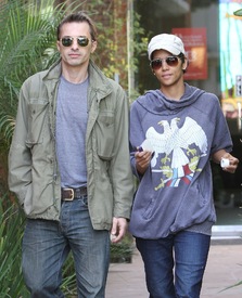Halle Berry visits a medical building in Beverly Hills 2.3.2012_01.jpg