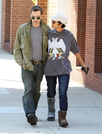 Halle Berry visits a medical building in Beverly Hills 2.3.2012_02.jpg
