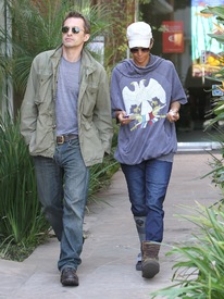 Halle Berry visits a medical building in Beverly Hills 2.3.2012_08.jpg