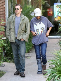 Halle Berry visits a medical building in Beverly Hills 2.3.2012_09.jpg