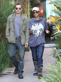 Halle Berry visits a medical building in Beverly Hills 2.3.2012_12.jpg