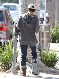 Halle Berry visits a medical building in Beverly Hills 2.3.2012_15.jpg