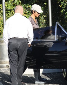 Halle Berry visits a medical building in Beverly Hills 2.3.2012_20.jpg