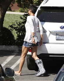 Halle Berry picks up her daughter Nahla from school in L.A. 9.3.2012_14.jpg