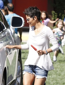 Halle Berry picks up her daughter Nahla from school in L.A. 9.3.2012_16.jpg