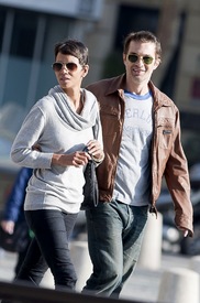 Halle Berry strolls through Paris 18.3.2012_01.jpg